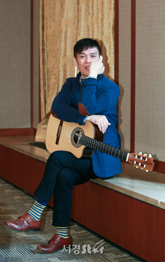 기타리스트 함춘호가 13일 오전 서울 종로구 프레스센터에서 열린 함춘호 밴드 ‘아리랑 스케이프’ 기자간담회에 앞서 포토타임을 갖고 있다./사진=조은정 기자