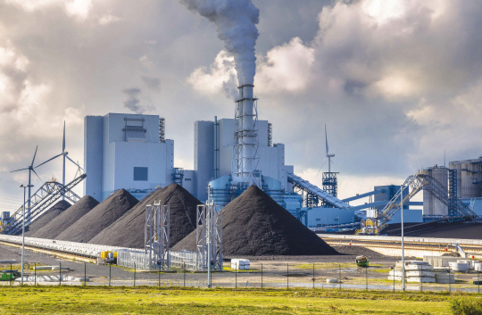 석탄 사용 화력발전소는 이산화탄소 이외에도 엄청나게 많은 오염 물질을 배출한다. 왜 그런 것을 계속 유지해야 하는가?