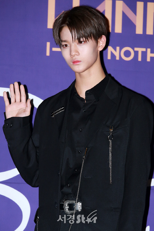 워너원 멤버 배진영이 13일 오후 서울 용산구 CGV 용산아이파크몰에서 열린 데뷔 앨범 ‘TO BE ONE’ 프리퀼 리패키지 앨범 ‘1-1=0(NOTHING WITHOUT YOU)‘ 기자간담회 및 뮤직비디오 프리미어 시사회에 참석했다.