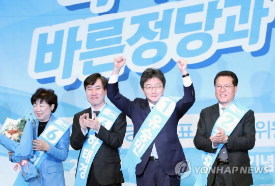 13일 바른정당 신임 대표 자리에 오른 유승민 의원(왼쪽에서 세 번째)/연합뉴스
