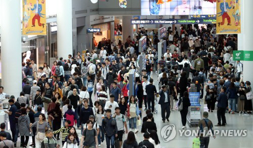 한국인의 해외관광이 늘어나고 있지만 현지에서의 관광 에티켓이 부족하다는 조사결과가 나왔다./연합뉴스