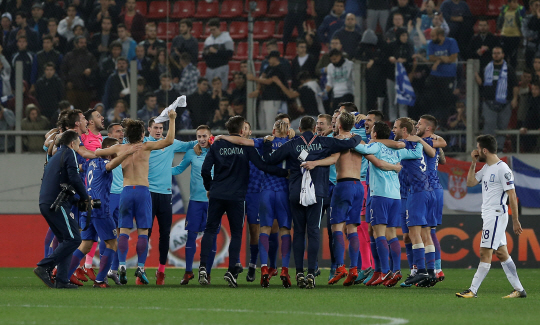 크로아티아 축구 대표팀이 13일 러시아 월드컵 본선 진출을 확정한 뒤 어깨동무를 하고 기뻐하고 있다. /피레우스=로이터연합뉴스