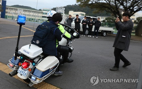 지난해 수능에서 경찰 오토바이를 타고 시험장에 도착한 응시자./연합뉴스