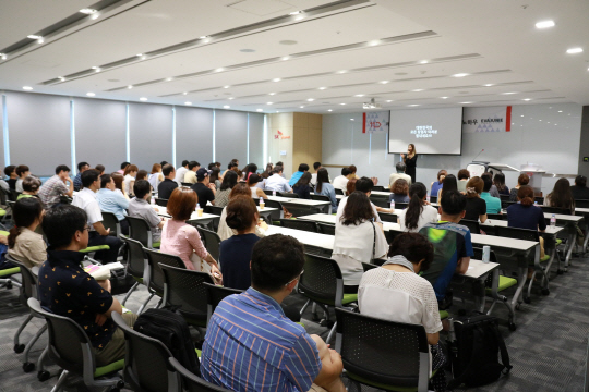 서울 역삼동 11번가 셀러존에서 교육 참가자들이 강의를 듣고 있다. /사진제공=SK플래닛