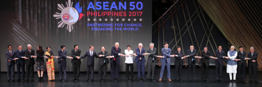 ASEAN 정상들과 손잡은 문 대통령./연합뉴스