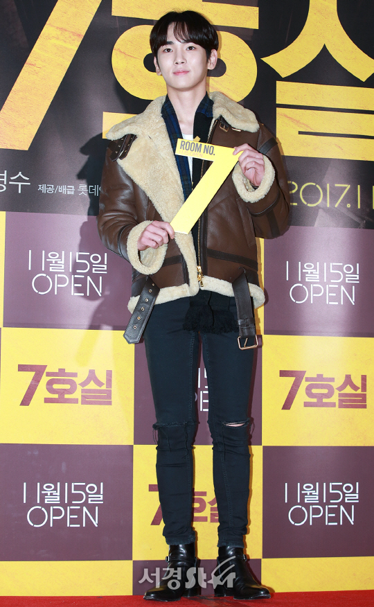 샤이니 키가 13일 오후 서울 광진구 롯데시네마 건대입구에서 열린 영화 ‘7호실(감독 이용승)’ VIP 시사회에 참석해 포토타임을 갖고 있다.