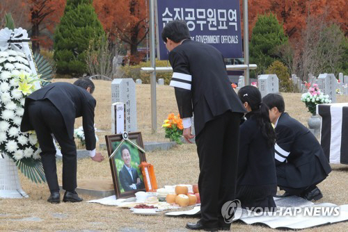 세월호 참사 당시 순직한 고창석 단원고 교사가 대전 현충원에 안장됐다./연합뉴스