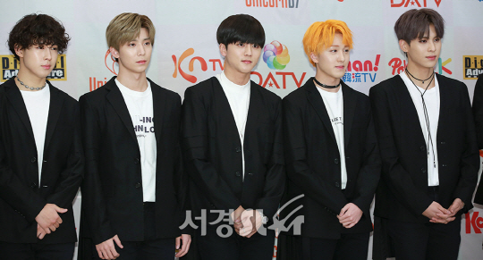 SF9이 13일 오후 서울 성동구 한 연회장에서 열린 KN/DA TV 한류 케이팝 프로그램 ‘파워 오브 케이(POWER OF K)’ 첫 녹화 기념 포토월 행사에 참석해 포토타임을 갖고 있다.