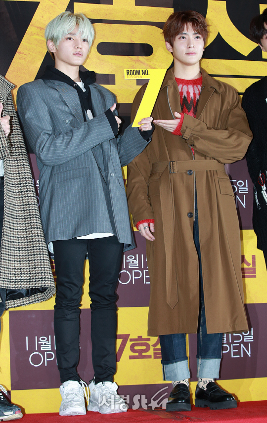 NCT127 태용, 재현이 13일 오후 서울 광진구 롯데시네마 건대입구에서 열린 영화 ‘7호실(감독 이용승)’ VIP 시사회에 참석해 포토타임을 갖고 있다.