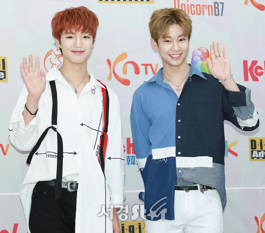 MXM 임영민, 김동현이 13일 오후 서울 성동구 한 연회장에서 열린 KN/DA TV 한류 케이팝 프로그램 ‘파워 오브 케이(POWER OF K)’ 첫 녹화 기념 포토월 행사에 참석해 포토타임을 갖고 있다.