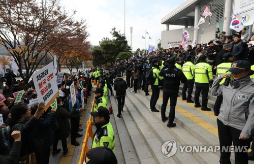 기증식 ‘박정희 동상’ 반대 vs 찬성 몸싸움까지? “5개월간의 제작 기간, 정신 계승하도록”