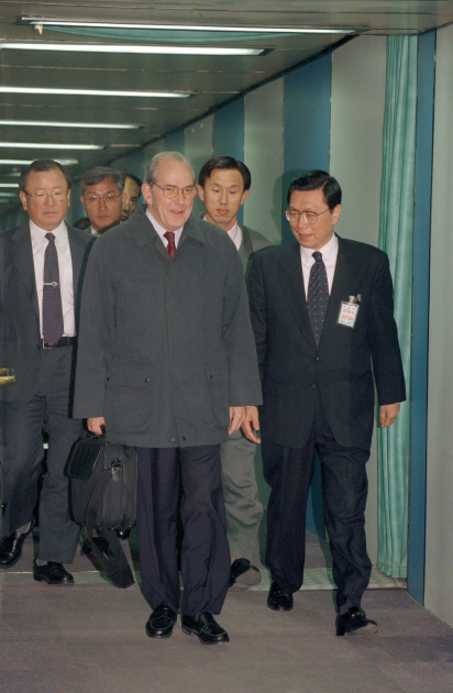 지난 1997년 12월3일 김포공항을 통해 입국한 미셸 캉드쉬(앞줄 왼쪽) 국제통화기금(IMF) 총재를 맞이하는 정덕구(〃 오른쪽) 당시 재경원 제2차관보의 모습. 뒤쪽 왼쪽으로 강만수 당시 재경원 차관의 모습도 보인다. /연합뉴스
