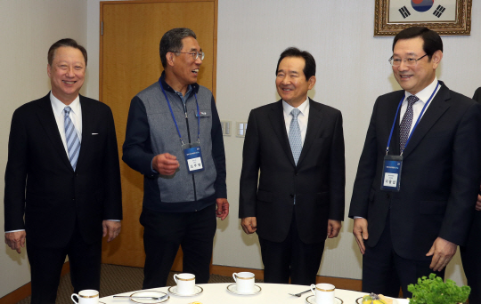 이용섭(오른쪽부터) 일자리위원회 부위원장과 정세균 국회의장, 김주영 한국노총위원장, 박용만 대한상공회의소 회장이 13일 오후 용산구 백범기념관에서 열린 ‘전국 일자리위원회 워크숍’ 시작 전 웃으며 대화하고 있다. /연합뉴스