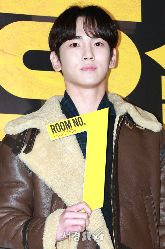 샤이니 키가 13일 오후 서울 광진구 롯데시네마 건대입구에서 열린 영화 ‘7호실(감독 이용승)’ VIP 시사회에 참석해 포토타임을 갖고 있다.