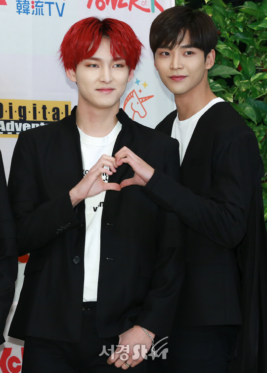 SF9 주호, 로운이 13일 오후 서울 성동구 한 연회장에서 열린 KN/DA TV 한류 케이팝 프로그램 ‘파워 오브 케이(POWER OF K)’ 첫 녹화 기념 포토월 행사에 참석해 포토타임을 갖고 있다.