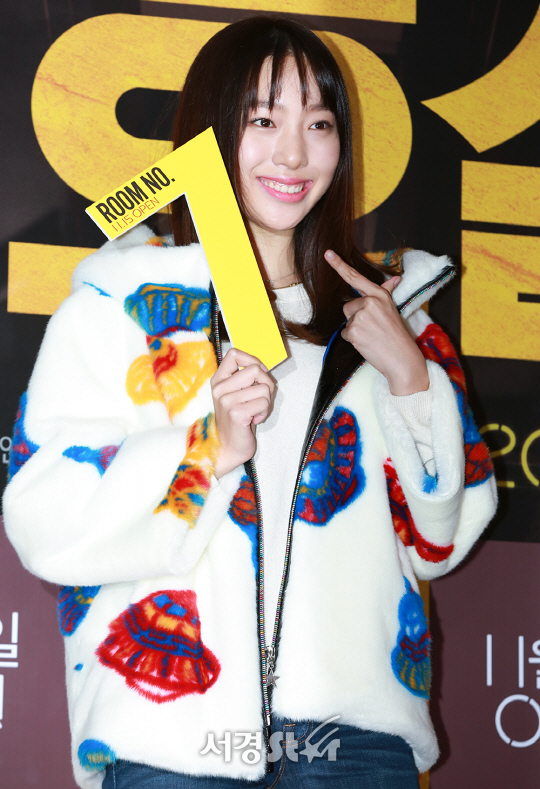 모델 이진이가 13일 오후 서울 광진구 롯데시네마 건대입구에서 열린 영화 ‘7호실(감독 이용승)’ VIP 시사회에 참석해 포토타임을 갖고 있다.