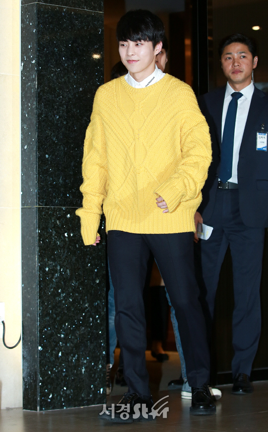 엑소 시우민이 13일 오후 서울 광진구 롯데시네마 건대입구에서 열린 영화 ‘7호실(감독 이용승)’ VIP 시사회에 참석해 포토타임을 갖고 있다.