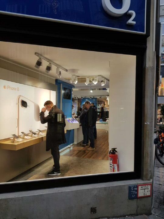 독일 브레멘 시내에 위치한 휴대폰 전문 판매점에서 한 소비자들가 애플 아이폰8을 체험해보고 있다./브레멘=권용민 기자