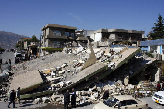 이란 이라크 접경 지대에서 발생한 강진으로 건물이 내려앉은 이라크 쿠르드 자치지역/다르반디칸=AFP연합뉴스