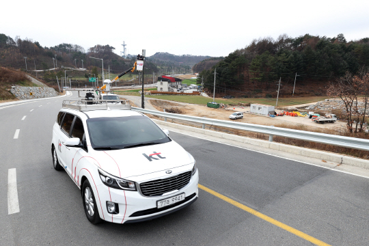 KT는 기지국간 자동 핸드오버 기술을 개발해 일반도로에 5G 네트워크를 구축하고 전 구간에서 이동성 검증을 완료했다고 14일 밝혔다. /사진제공=KT