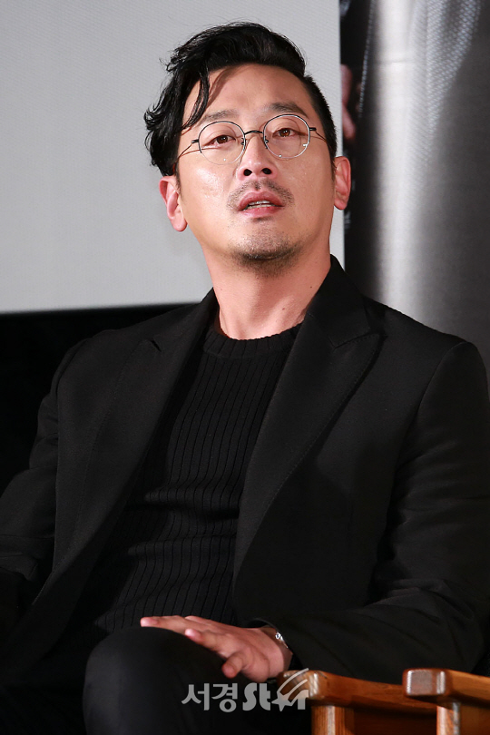 배우 하정우가 14일 오후 서울 광진구 자양동 건대입구 롯데시네마에서 열린 영화 ‘신과 함께’ 제작보고회에 참석했다.