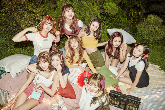 트와이스 일본 첫 싱글, '한국 걸그룹 최초' 플래티넘 싱글 인증