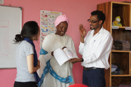 이 대표가 2011년 에티오피아 단디워레다 지역 긴찌 마을에서 지역의 엄마에게 미술 치료를 하면서 상담하고 있다. /사진제공=이다랑 대표