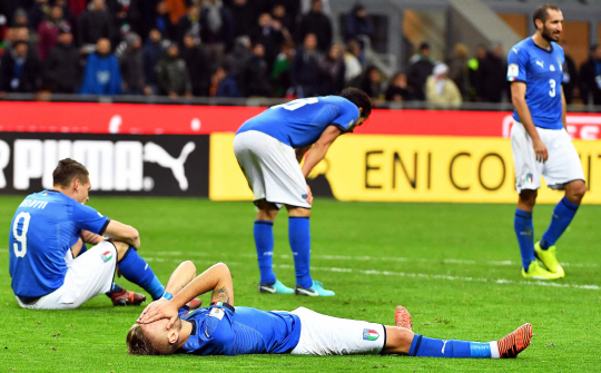 이탈리아 선수들이 14일 스웨덴과의 플레이오프 2차전 무승부로 월드컵 본선 탈락이 확정되자 그라운드에 눕거나 주저앉아 허탈해하고 있다. /밀라노=EPA연합뉴스