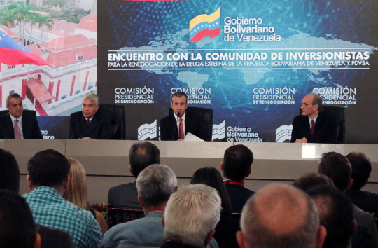 타렉 엘 아이사미 베네수엘라 부통령(가운데)가 13일 수도 카라카스에서 열린 채권자 회의를 주재하고 있다. /카라카스=AFP연합뉴스