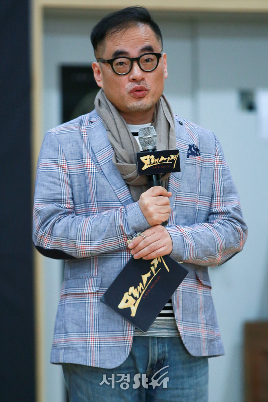 조광화 연출이 14일 오후 서울 중구 충무아트센터에서 열린 뮤지컬 ‘모래시계’ 연습실 공개 행사에 참석해 소개를 하고 있다./사진=조은정기자