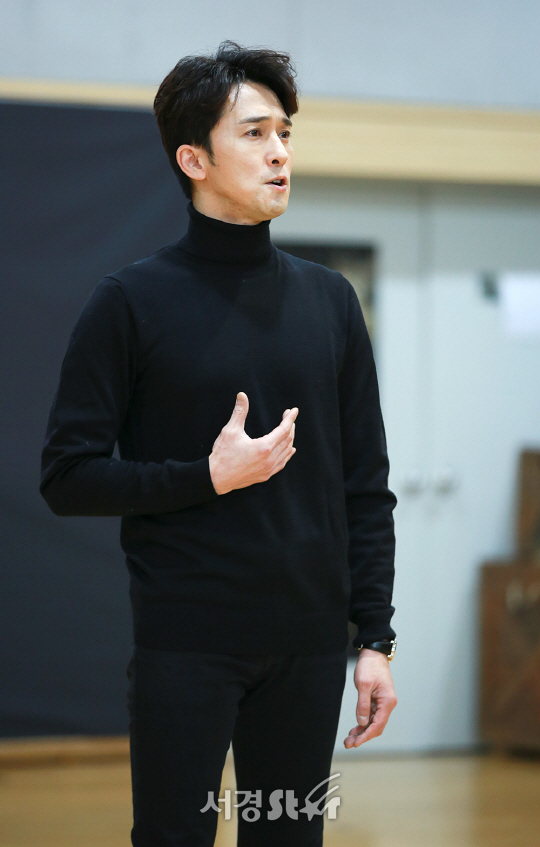 배우 강필석이 14일 오후 서울 중구 충무아트센터에서 열린 뮤지컬 ‘모래시계’ 연습실 공개 행사에서 시연을 선보이고 있다.
