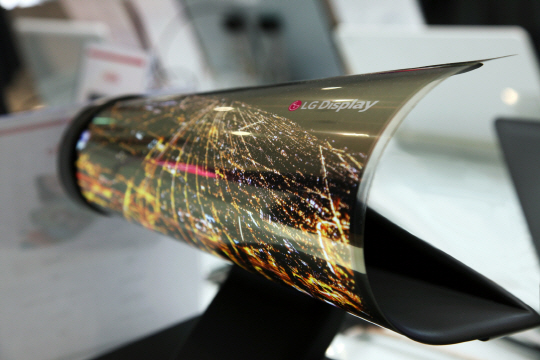 LG디스플레이가 2014년 선보인 18인치 롤러블 OLED 디스플레이. /사진제공=LG디스플레이