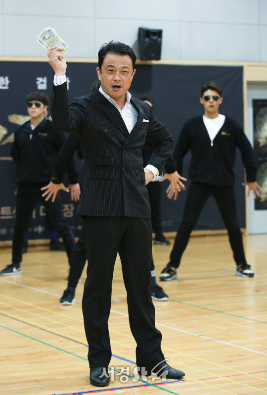 배우 이정열이 14일 오후 서울 중구 충무아트센터에서 열린 뮤지컬 ‘모래시계’ 연습실 공개 행사에서 시연을 선보이고 있다.