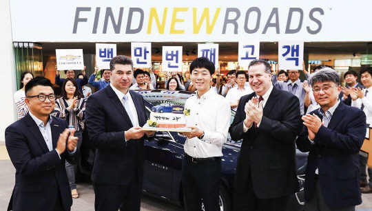 지난 9월 5일 카허 카젬 한국지엠 사장(왼쪽)이 100만 번째 쉐보레 차량을 구입한 이상범 고객을 한국지엠 본사로 초청해 차량 전달식을 갖고 있다.