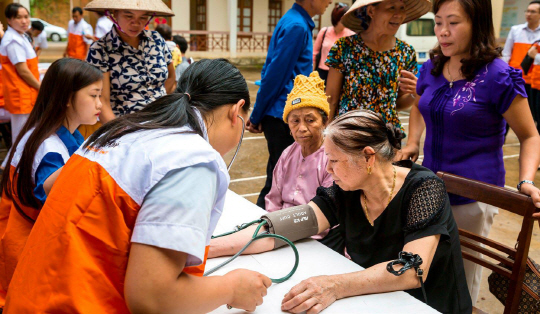 부드러운 접근 : 노바티스의 한 보건 전문가가 베트남에서 혈압 테스트 방법을 시연하고 있다. 이 제약사의 빈곤국가 대상 활동은 신규 시장 발굴에 도움이 되고 있다. 또 이 회사는 빈국 정부들과 약값 인하를 위해 협력하고 있다.