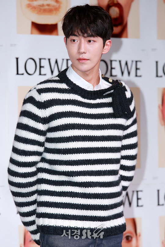 배우 남주혁이 14일 오후 서울 성동구 한 갤러리 카페에서 열린 한 패션브랜드 포토콜 행사에 참석해 포즈를 취하고 있다.