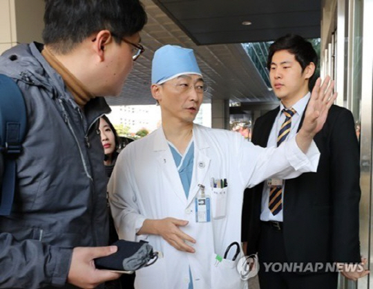 귀순 병사의 수술을 집도한 이국종 아주대학병원 교수는 북한 병사의 장기오염 정도가 심각해 위독한 상황이라고 전했다./ 연합뉴스