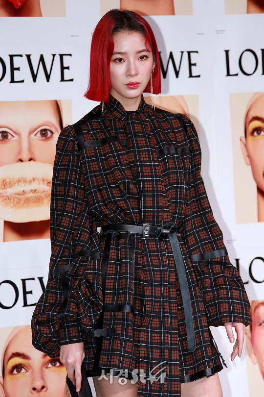 모델 아이린이 14일 오후 서울 성동구 한 갤러리 카페에서 열린 한 패션브랜드 포토콜 행사에 참석해 포즈를 취하고 있다.
