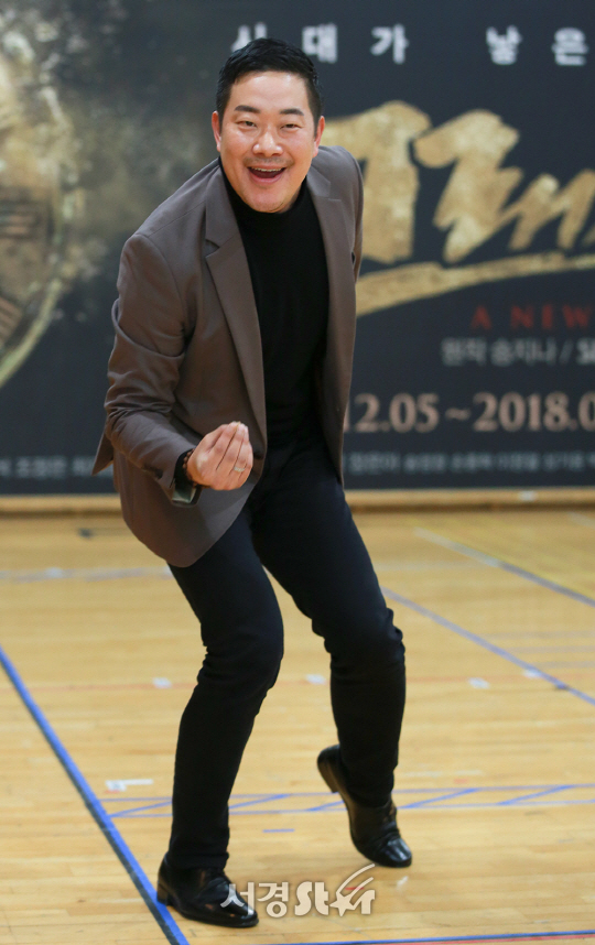배우 박성환이 14일 오후 서울 중구 충무아트센터에서 열린 뮤지컬 ‘모래시계’ 연습실 공개 행사에서 시연을 선보이고 있다.