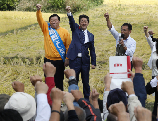 아베 신조(왼쪽 두번째) 일본 총리/도쿄=EPA연합뉴스