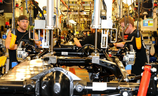 현대모비스 북미법인 생산라인에서 근로자들이 부품 조립작업을 하고 있다.