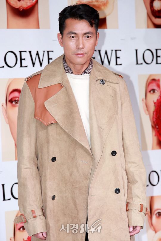 배우 정우성이 14일 오후 서울 성동구 한 갤러리 카페에서 열린 한 패션브랜드 포토콜 행사에 참석해 포즈를 취하고 있다.