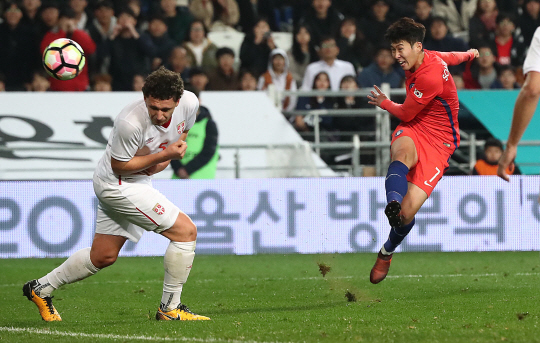 한국축구 대표팀 공격수 손흥민이 14일 세르비아와의 평가전에서 슈팅을 시도하고 있다. /연합뉴스