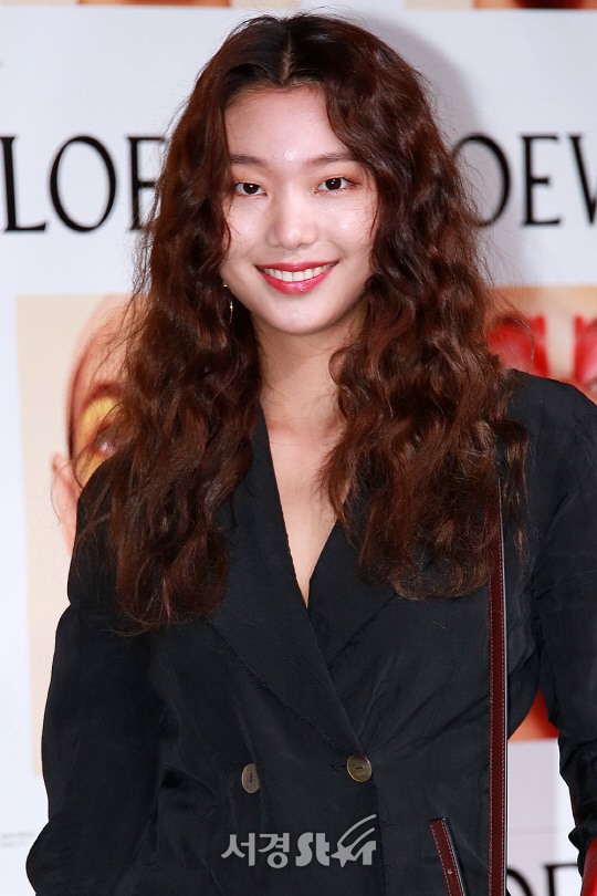 모델 이호정이 14일 오후 서울 성동구 한 갤러리 카페에서 열린 한 패션브랜드 포토콜 행사에 참석해 포즈를 취하고 있다.