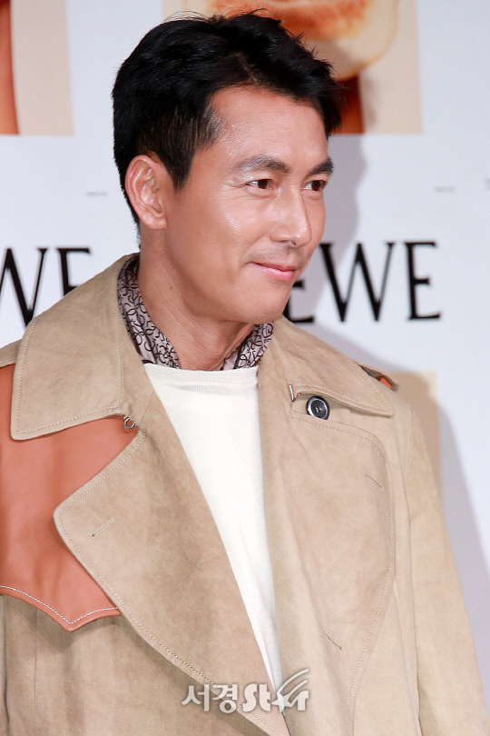 배우 정우성이 14일 오후 서울 성동구 한 갤러리 카페에서 열린 한 패션브랜드 포토콜 행사에 참석해 포즈를 취하고 있다.
