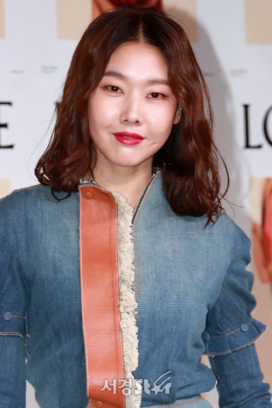 모델 한혜진이 14일 오후 서울 성동구 한 갤러리 카페에서 열린 한 패션브랜드 포토콜 행사에 참석해 포즈를 취하고 있다.