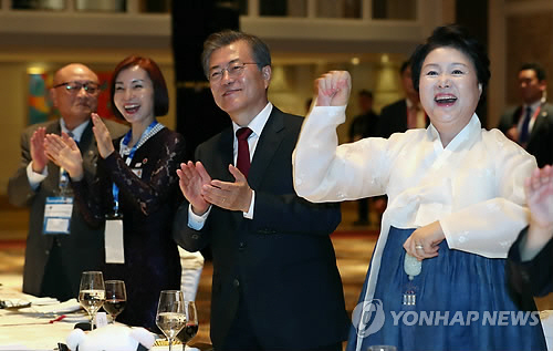 ‘사랑해요 김정숙’ 깜짝 생일 이벤트! 필리핀에서 ‘강남스타일’ 말춤까지? 흐뭇한 문 대통령