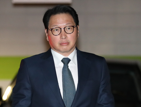 최태원 SK 회장이 15일 오후 서울가정법원에서 열린 이혼소송 첫 조정기일에 출석하고 있다. /연합뉴스