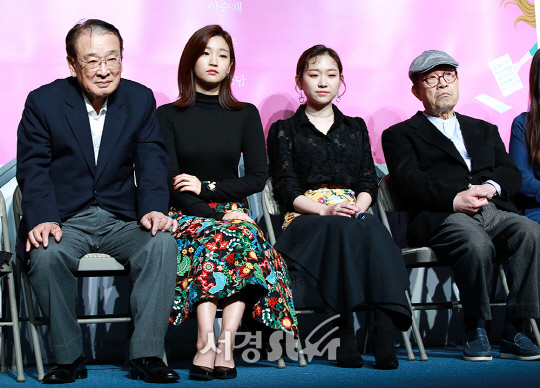 배우 이순재, 박소담, 김슬기, 신구가 15일 오후 서울 종로구 수현재 컴퍼니에서 진행된 연극 ‘앙리할아버지와 나’ 제작발표회에 참석하고 있다.