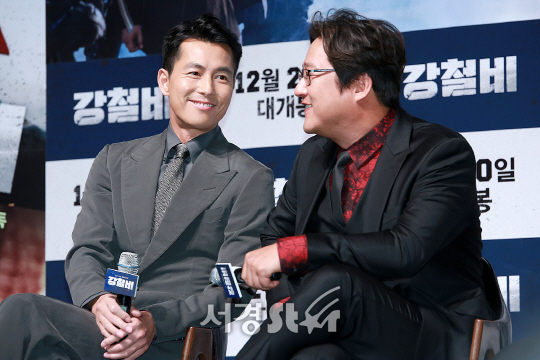 배우 정우성, 곽도원이 15일 오전 서울 강남구 압구정 CGV에서 열린 영화 ‘강철비’ 제작보고회에 참석했다.